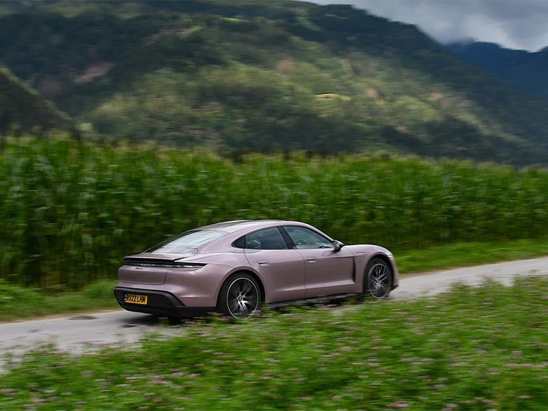 Взгляните на Porsche Taycan, который побывал в 14 странах