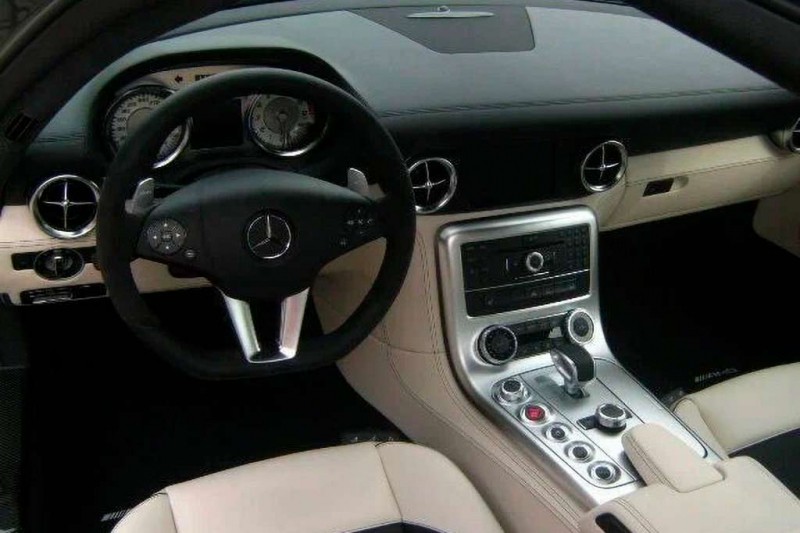 Абсолютно новый Mercedes SLS AMG 2011 года продают за 23 млн рублей