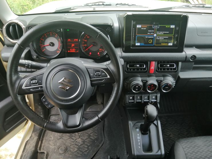 Мал, да брутал: тест-драйв внедорожника Suzuki Jimny с &laquo;автоматом&raquo;