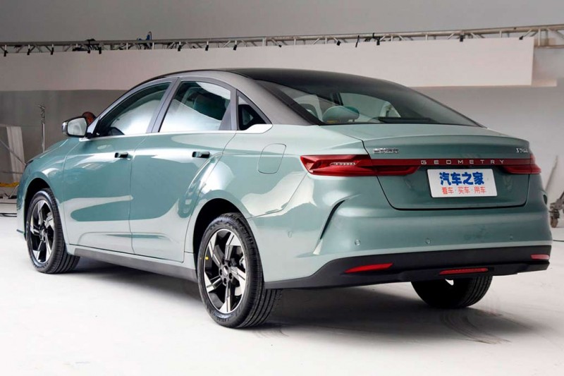 Китайцы из Geely представили обновленные седан Geometry A и хэтчбек Geometry C