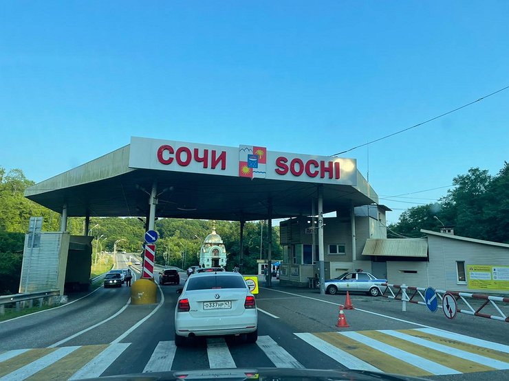 Сочинская ГИБДД «спалила» на «встречке» команду джиперов на кабриолетах UAZ