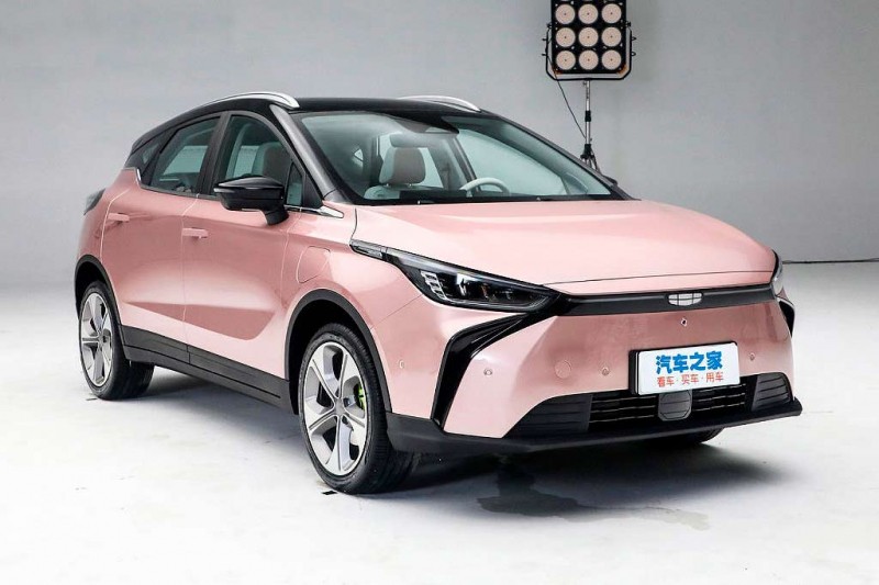Китайцы из Geely представили обновленные седан Geometry A и хэтчбек Geometry C