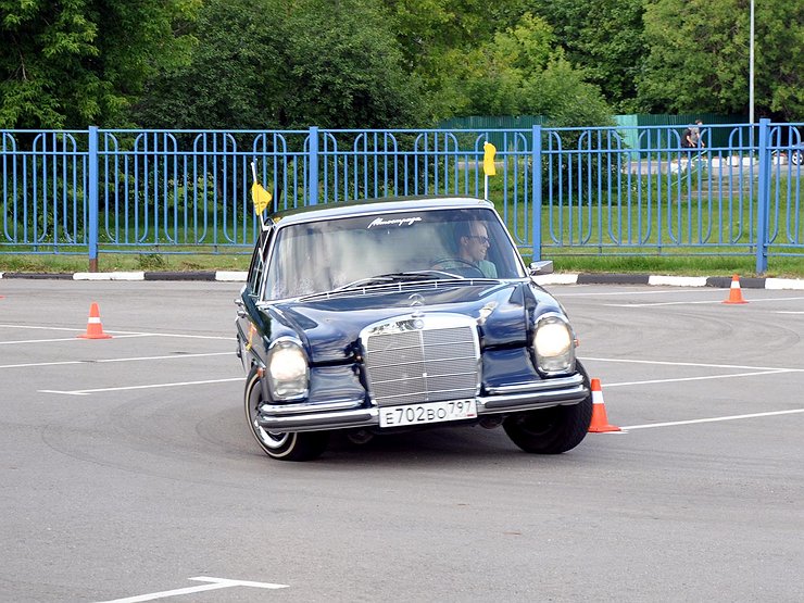 Седина в бороду, а газ в пол: тест-драйв раритетного Mercedes-Benz 250 SE
