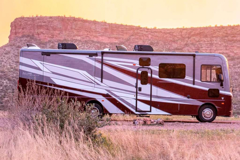 Holiday Rambler Eclipse: роскошный автобус-кемпер с мини-кинотеатром на борту