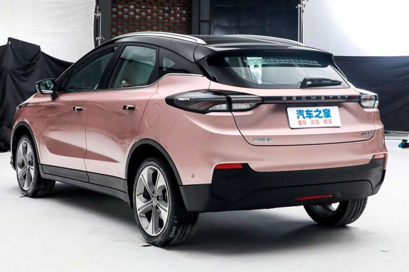 Китайцы из Geely представили обновленные седан Geometry A и хэтчбек Geometry C