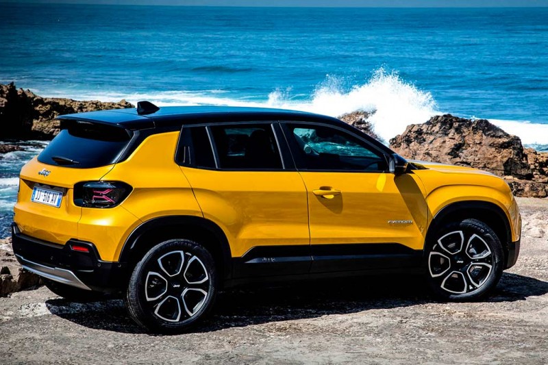 Компания Jeep представила сразу три будущие электрические модели