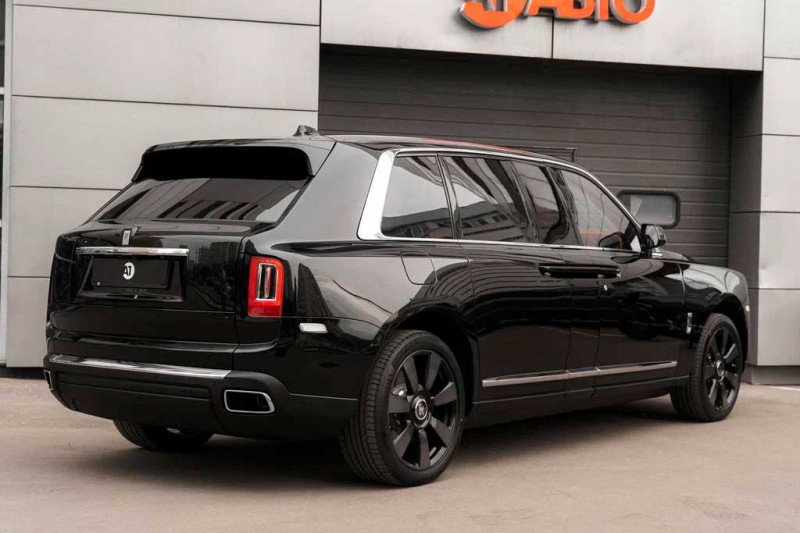 Удлиненный вариант Rolls-Royce Cullinan продают в Москве за впечатляющие 92 млн руб