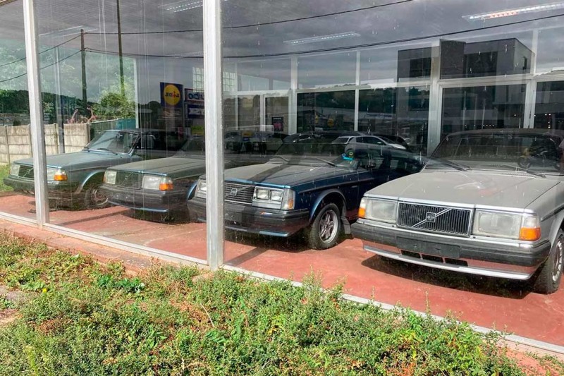 В заброшенном 30 лет назад автосалоне в Бельгии до сих пор стоят новые Volvo 240