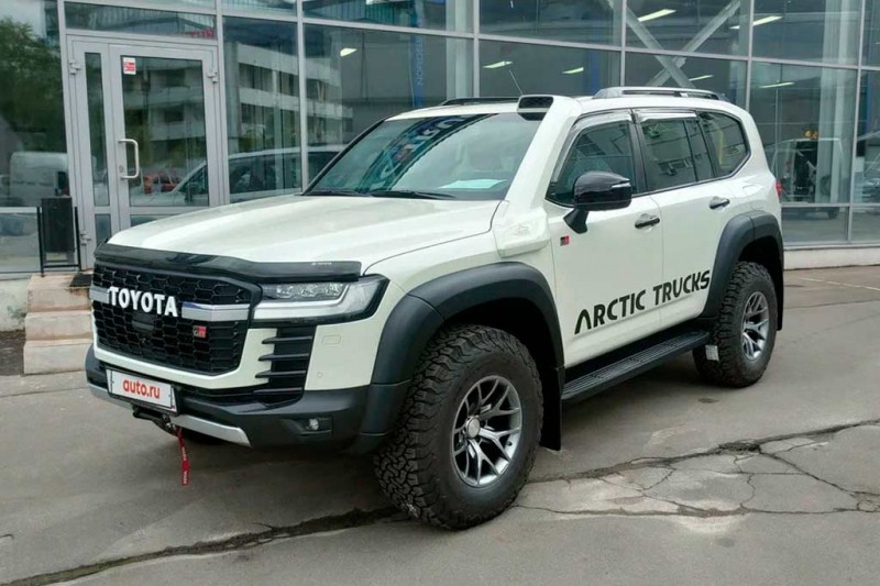 Land Cruiser 300 GR Sport с доработками от «Arctic Trucks» продают за ₽19 млн