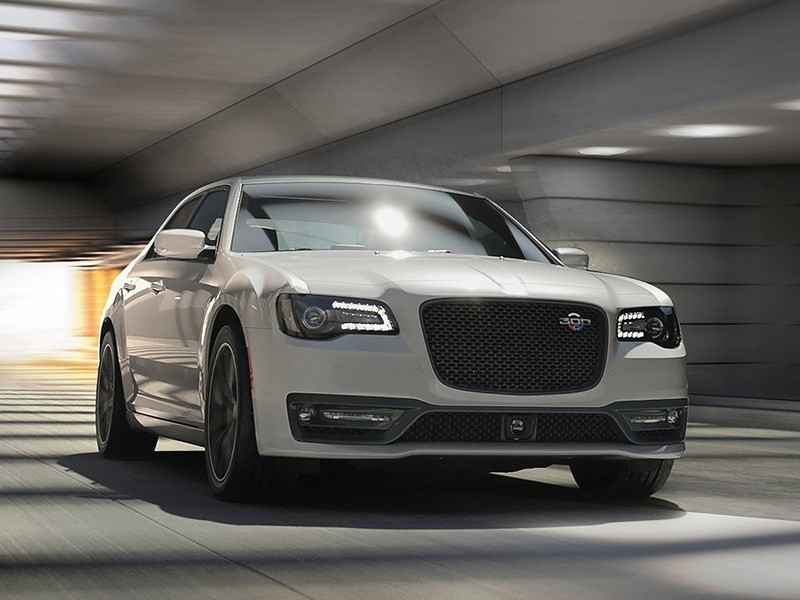 Chrysler представил самую мощную версию седана 300 1 Chrysler представил самую мощную версию седана 300
