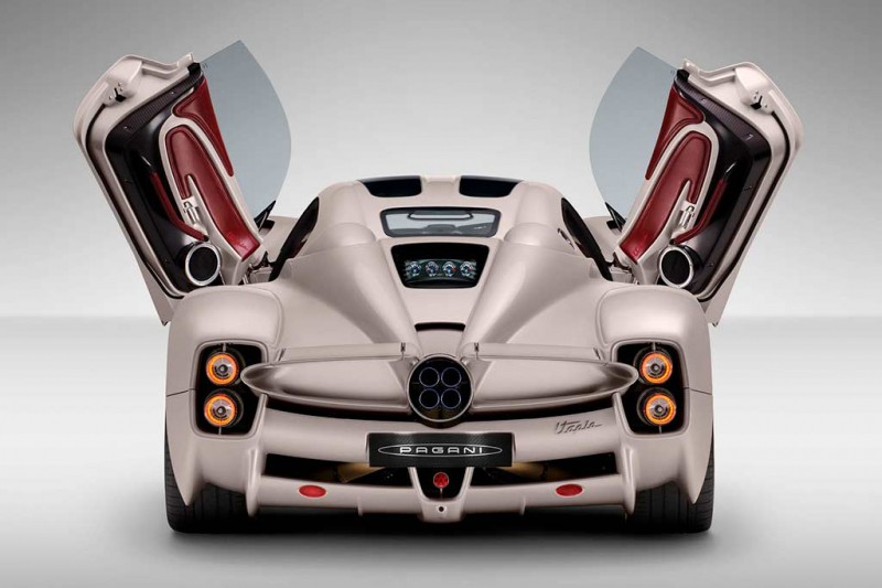 Итальянцы представили 864-сильный гиперкар Pagani Utopia с механической КПП