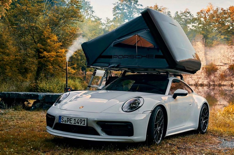 Для Porsche 911 предложили двухместную палатку на крышу за 300 000 рублей