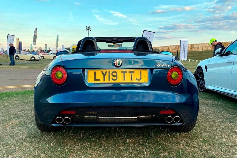 Кто-то стилизовал родстер Мазда MX-5 под Alfa Romeo 8C Spider