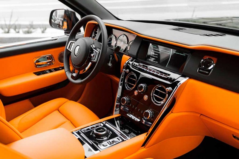 Удлиненный вариант Rolls-Royce Cullinan продают в Москве за впечатляющие 92 млн руб