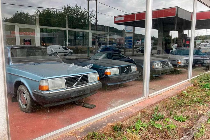 В заброшенном 30 лет назад автосалоне в Бельгии до сих пор стоят новые Volvo 240