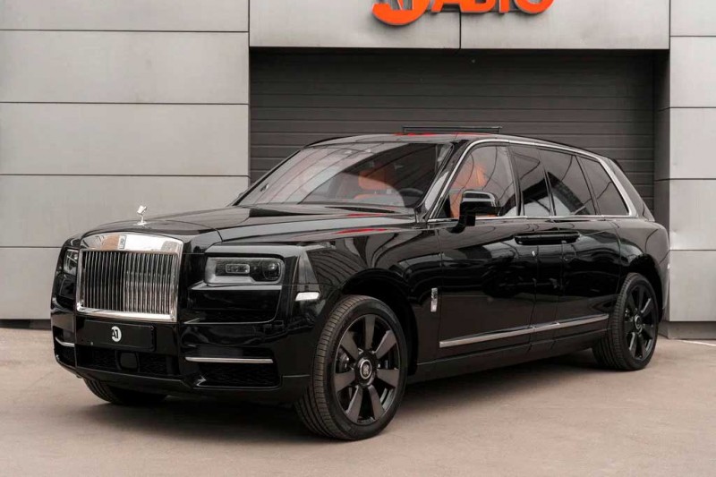 Удлиненный вариант Rolls-Royce Cullinan продают в Москве за впечатляющие 92 млн руб