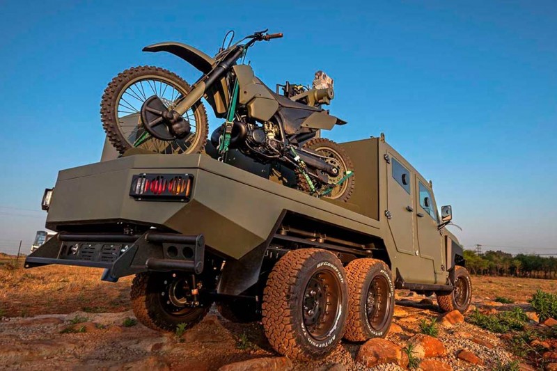 В ЮАР построили армейский броневик на базе классического Toyota Land Cruiser J70 4 В ЮАР построили армейский броневик на базе классического Toyota Land Cruiser J70