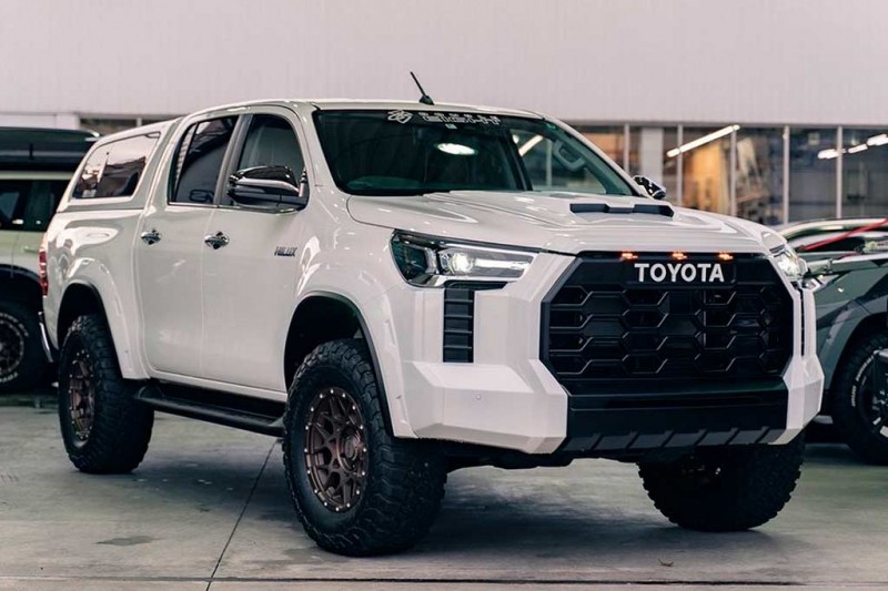Японские тюнеры готовы стилизовать Toyota Hilux под новую Тундру за 150 000 руб