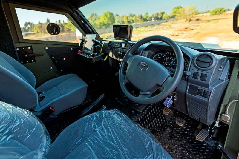 В ЮАР построили армейский броневик на базе классического Toyota Land Cruiser J70 6 В ЮАР построили армейский броневик на базе классического Toyota Land Cruiser J70