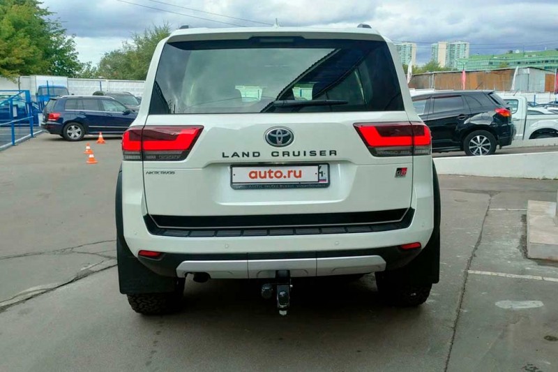 Land Cruiser 300 GR Sport с доработками от &laquo;Arctic Trucks&raquo; продают за ₽19 млн