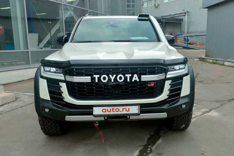 Land Cruiser 300 GR Sport с доработками от &laquo;Arctic Trucks&raquo; продают за ₽19 млн