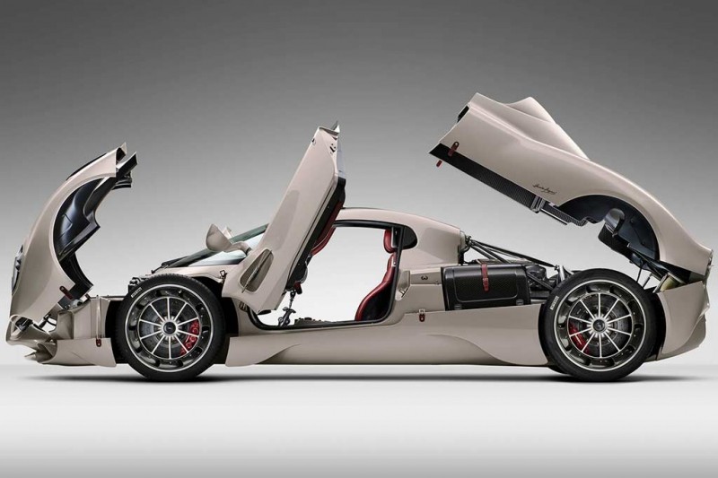 Итальянцы представили 864-сильный гиперкар Pagani Utopia с механической КПП