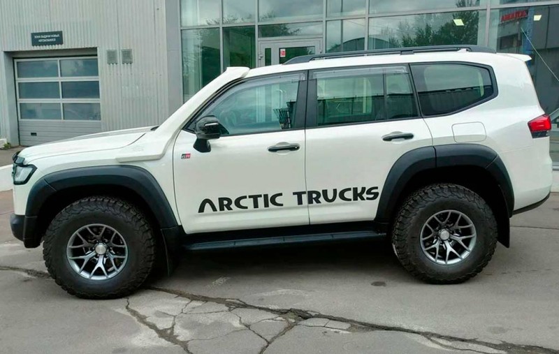 Land Cruiser 300 GR Sport с доработками от &laquo;Arctic Trucks&raquo; продают за ₽19 млн