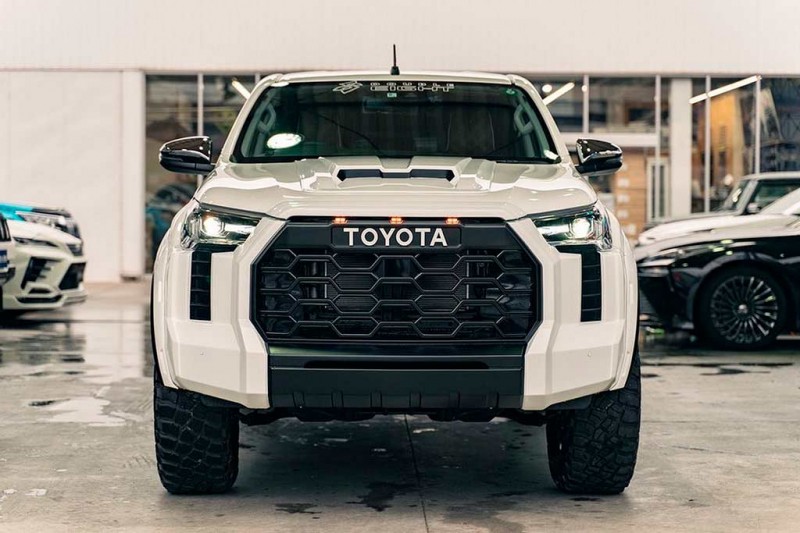Японские тюнеры готовы стилизовать Toyota Hilux под новую Тундру за 150 000 руб