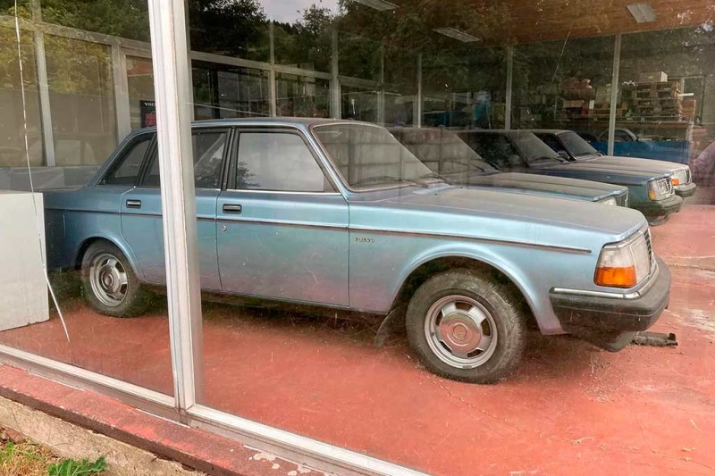 В заброшенном 30 лет назад автосалоне в Бельгии до сих пор стоят новые Volvo 240