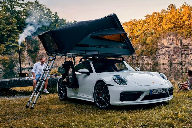 Для Porsche 911 предложили двухместную палатку на крышу за 300 000 рублей