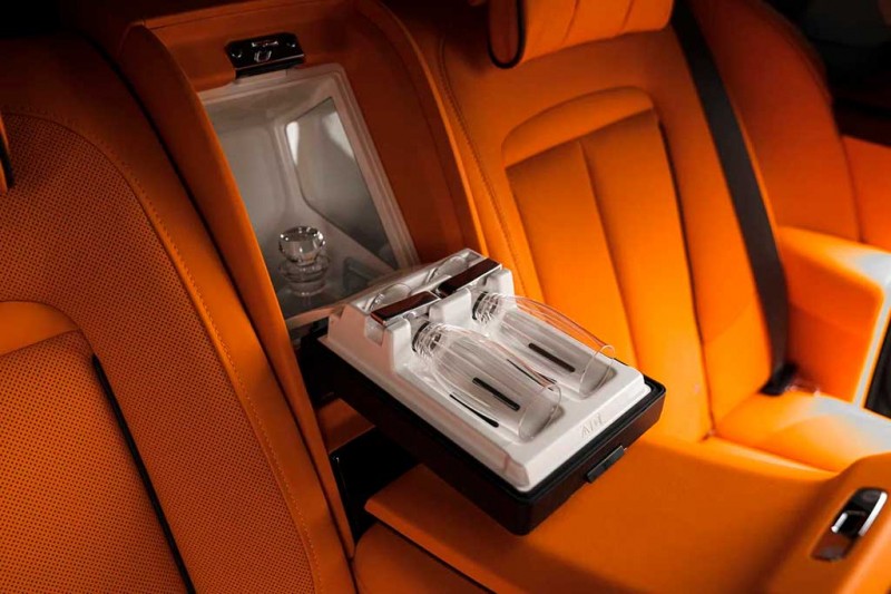 Удлиненный вариант Rolls-Royce Cullinan продают в Москве за впечатляющие 92 млн руб