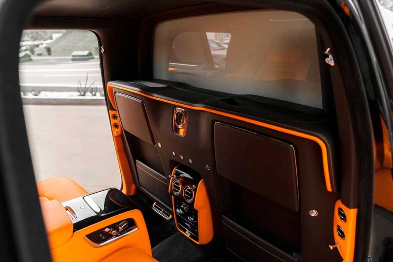 Удлиненный вариант Rolls-Royce Cullinan продают в Москве за впечатляющие 92 млн руб