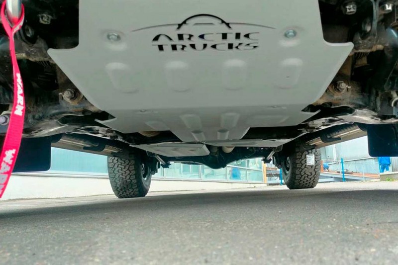 Land Cruiser 300 GR Sport с доработками от &laquo;Arctic Trucks&raquo; продают за ₽19 млн