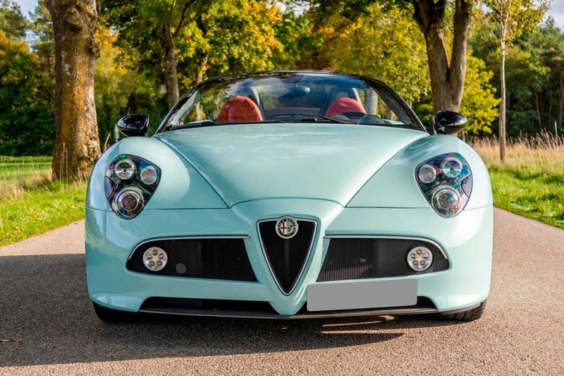 В продаже Alfa Romeo 8C Spider с редкой комбинацией оттенков и почти нулевым пробегом