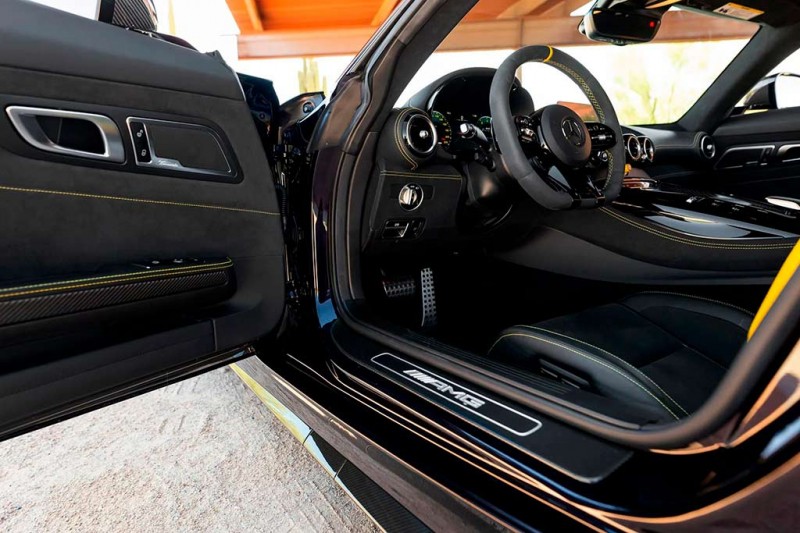 Фиолетовый Mercedes-AMG GT R Pro выставлен на торги: за него предлагают $235 000