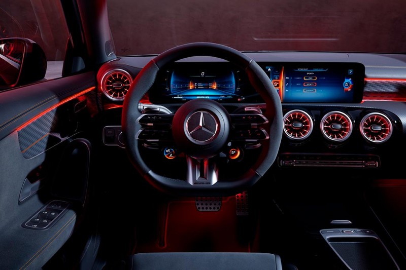 Обновленный Mercedes-Benz A-Class: богаче оснащение, но меньше доступных версий 7 Обновленный Mercedes-Benz A-Class: богаче оснащение, но меньше доступных версий