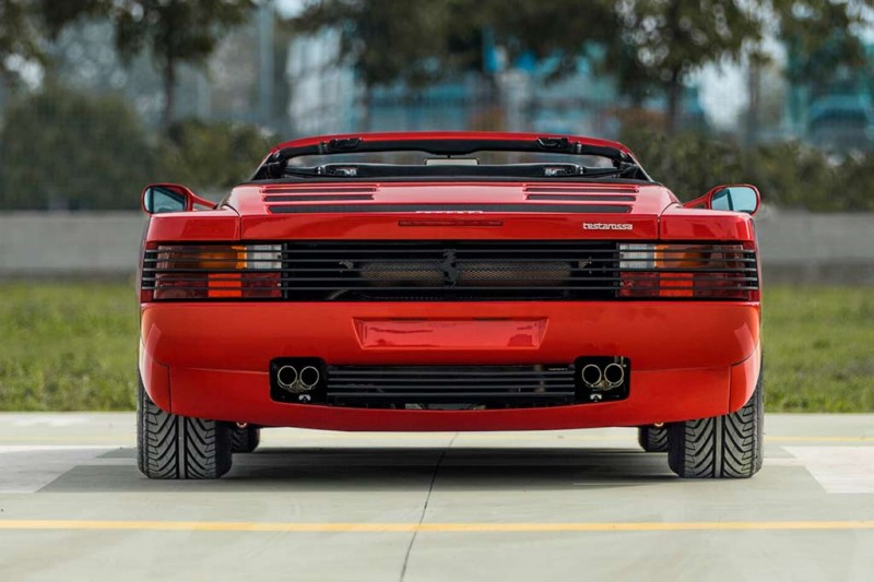 На торги выставлен один из семи экземпляров кабриолета Ferrari Testarossa Pininfarina Spider