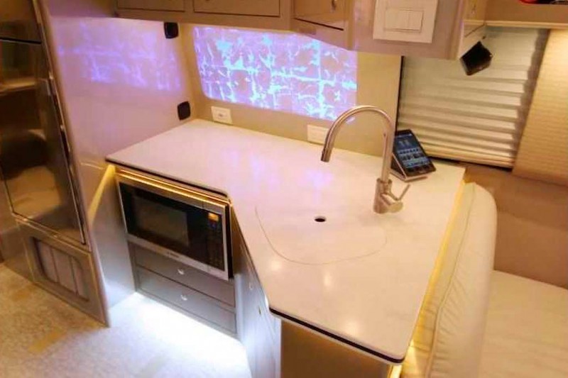 Старенький кемпер GMC Motorhome из семидесятых отреставрировали за 30 млн руб