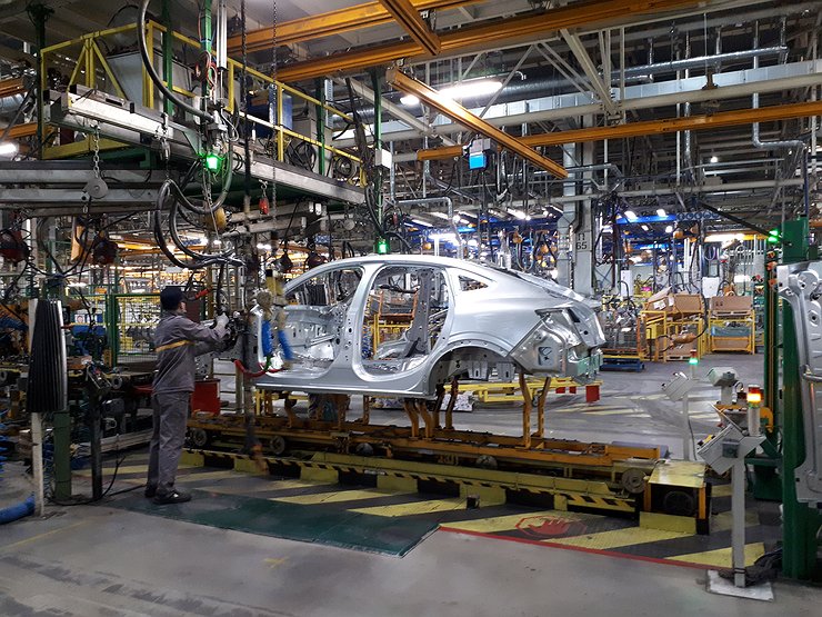 Производство легковых автомобилей в России рухнуло на 77%
