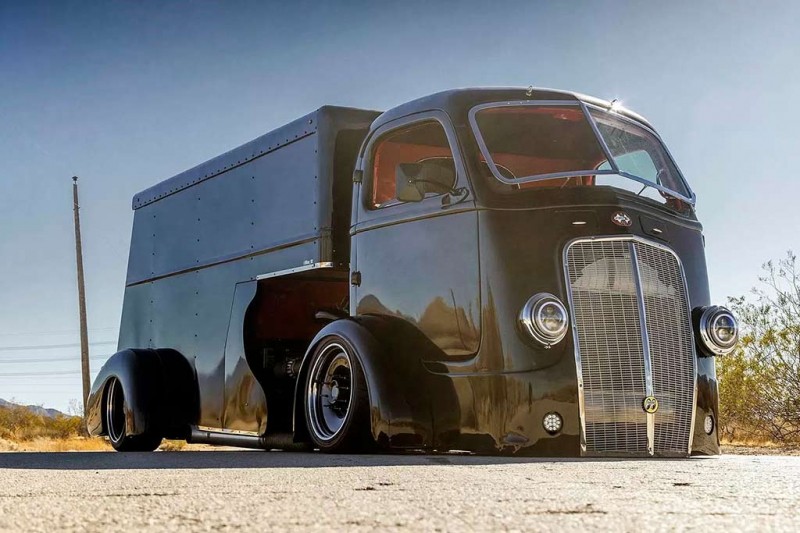 Энтузиаст превратил старенький International Harvester в эффектный заниженный тягач