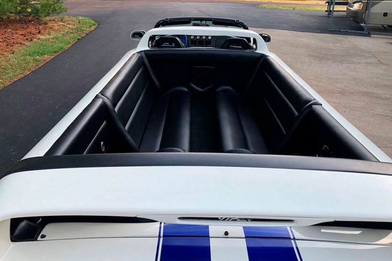Лимузин на базе Dodge Viper 1996 хотят продать почти за 10 млн руб
