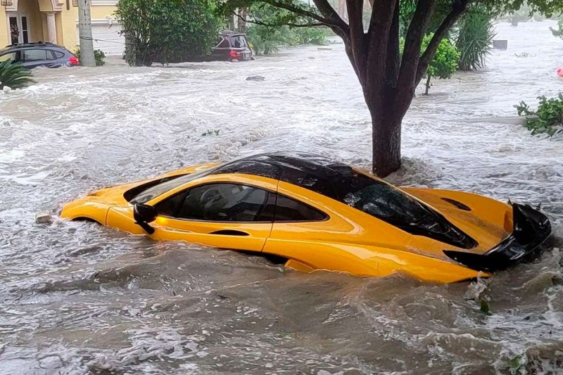 Во время урагана во Флориде из гаража вымыло гиперкар McLaren P1 за 58 млн рублей