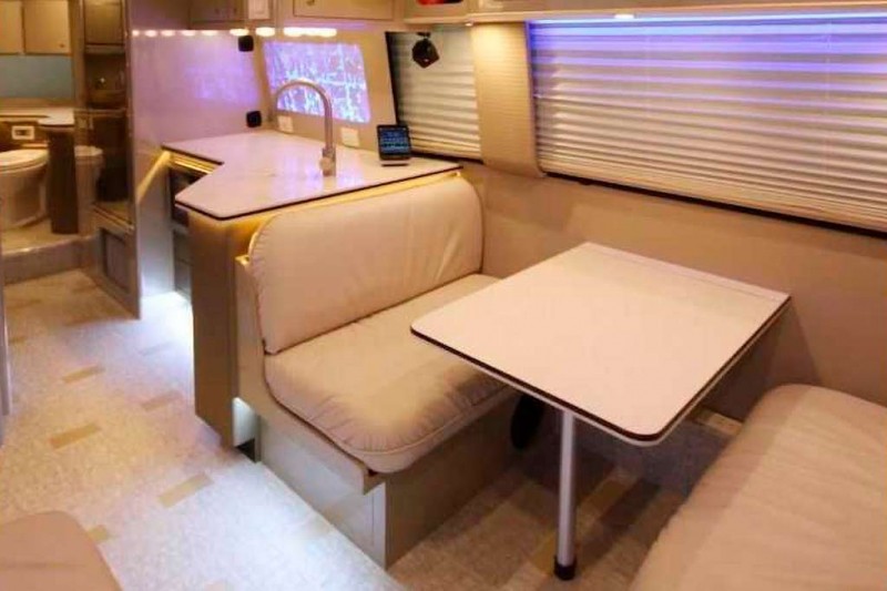 Старенький кемпер GMC Motorhome из семидесятых отреставрировали за 30 млн руб