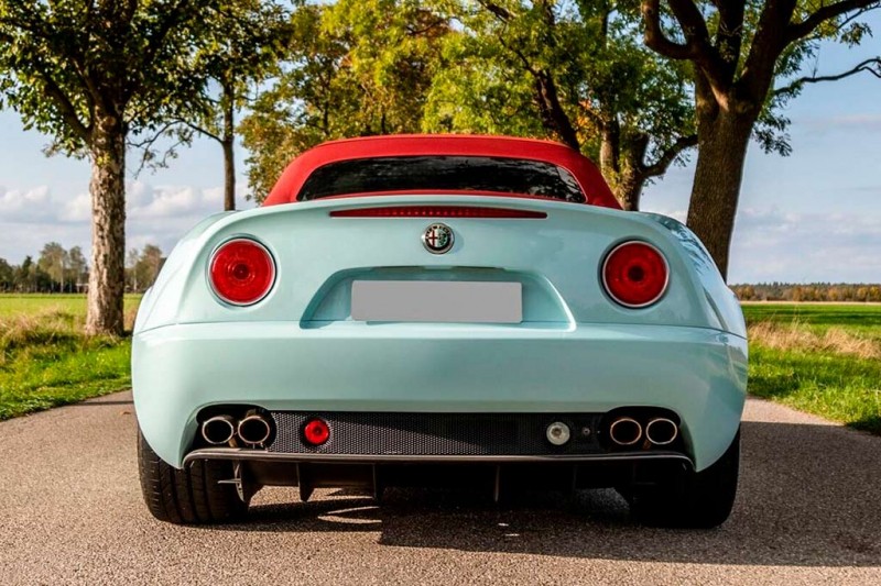 В продаже Alfa Romeo 8C Spider с редкой комбинацией оттенков и почти нулевым пробегом