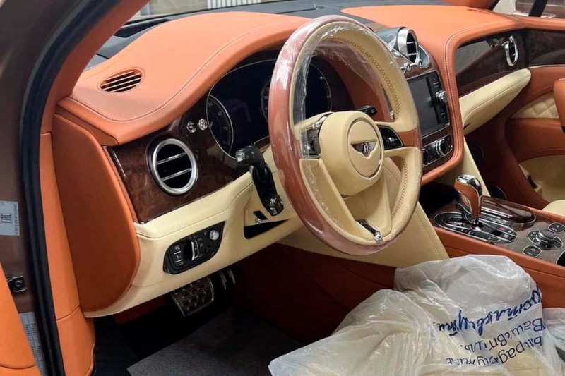 Почти новый Bentley Bentayga 2016 продают в России за 20 млн руб