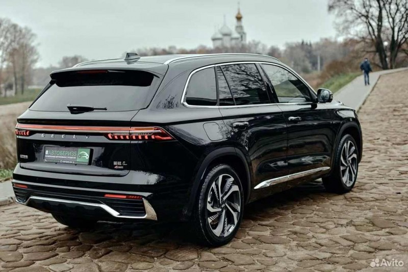 В России появился новый Geely Monjaro: за машину из Китая дилер просит 4,5 млн рублей