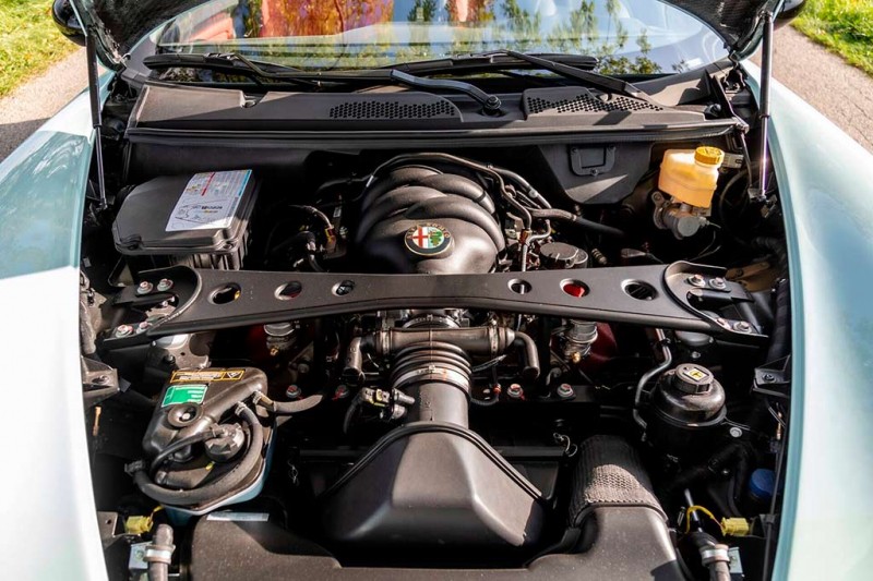 В продаже Alfa Romeo 8C Spider с редкой комбинацией оттенков и почти нулевым пробегом