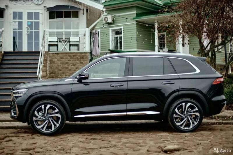 В России появился новый Geely Monjaro: за машину из Китая дилер просит 4,5 млн рублей