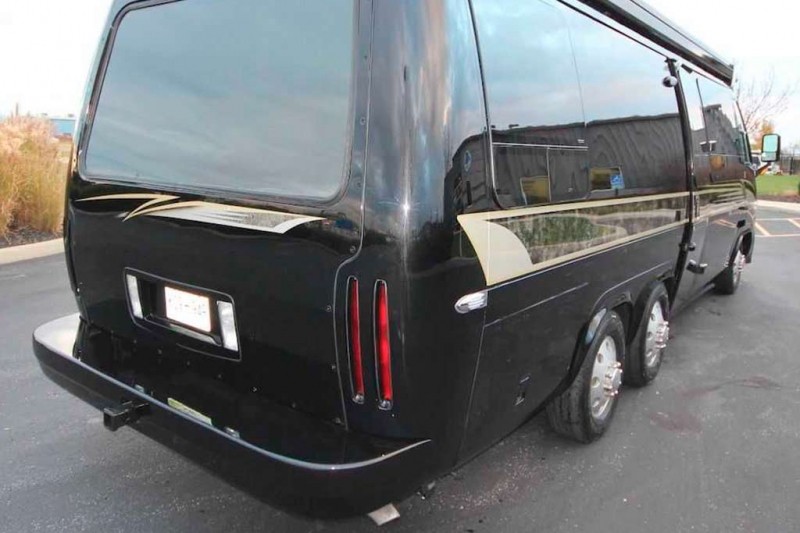 Старенький кемпер GMC Motorhome из семидесятых отреставрировали за 30 млн руб