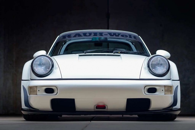На торги выставлен уникальный спорткар Porsche 911 Carrera с тюнингом от RWB
